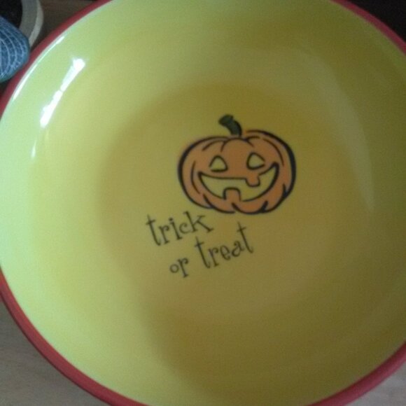 HALLOWEEN Treats Ceramic Serving Bowl - Picture 3 of 15